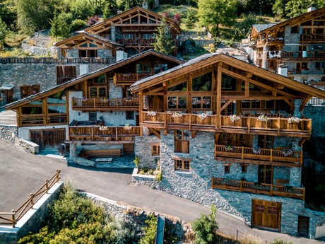 Aerial shot of Chalet Hibou in the summer.